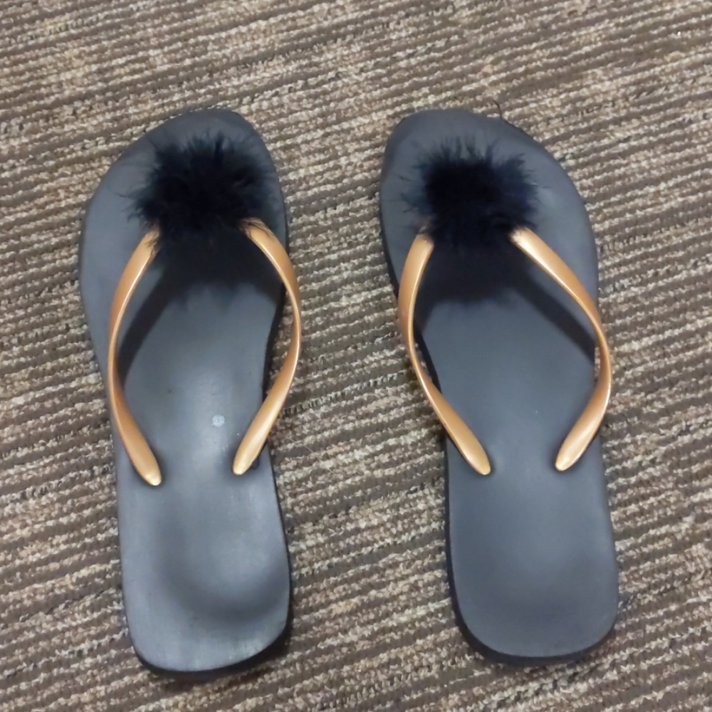Foam flip flops with pom pom